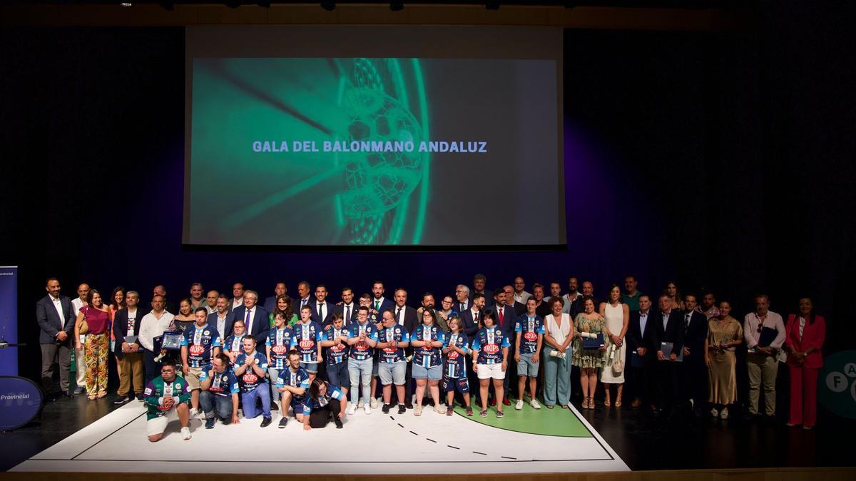 Foto de familia de la gala del Balonmano Andaluz en el Auditorio Edgar Neville.