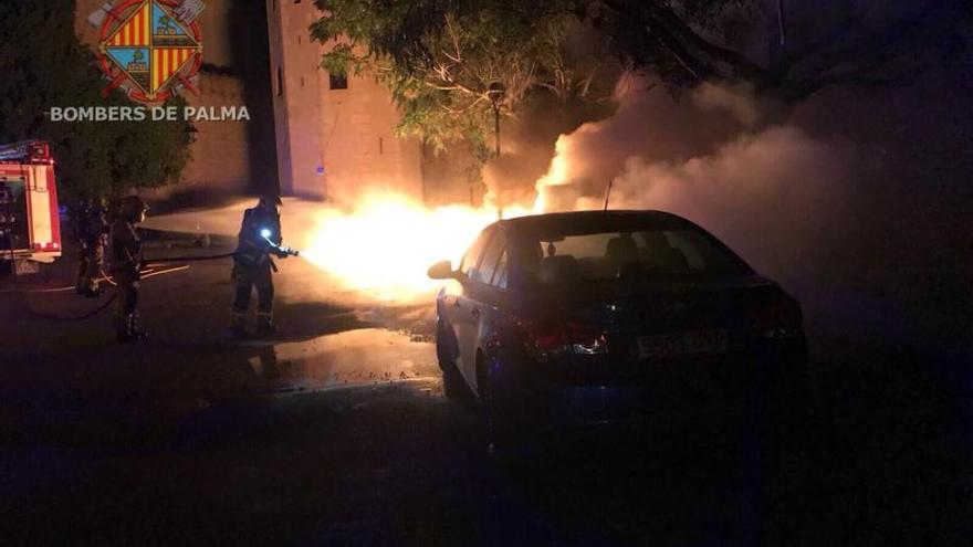 Un fuego intencionado calcina tres contenedores y un semáforo