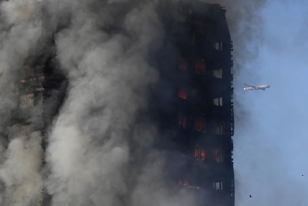 Incendio en un edificio de 24 plantas en Londres