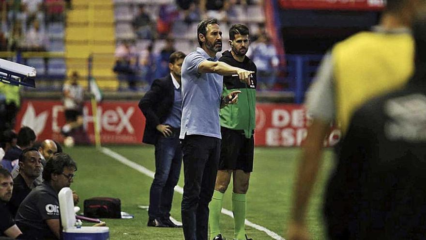 Vicente Moreno da instrucciones durante el partido ante el Extremadura.