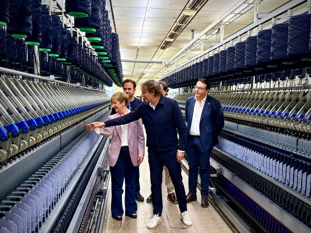 La consellera Marián Cano recorriendo las instalaciones de la empresa.