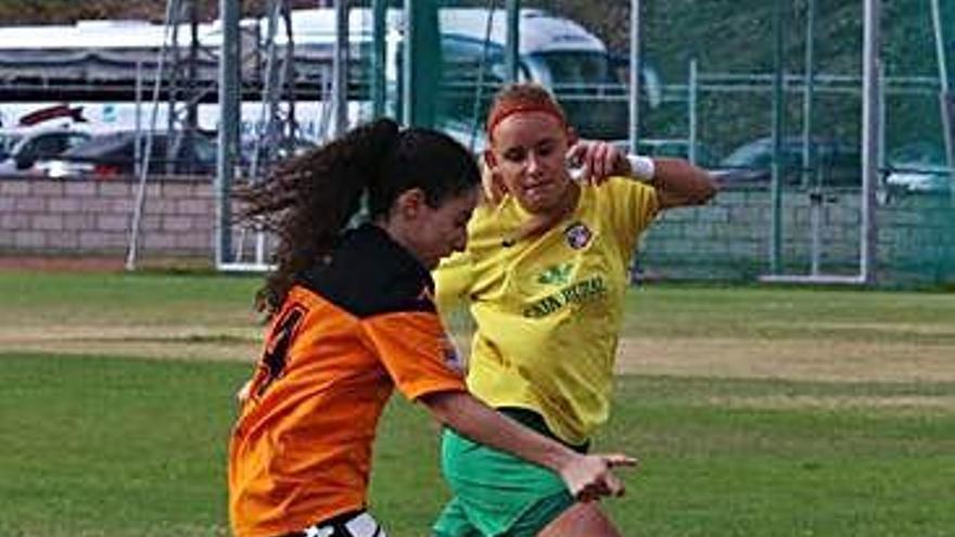 Una jugadora del Caja Rural trata de desbordar a su par.