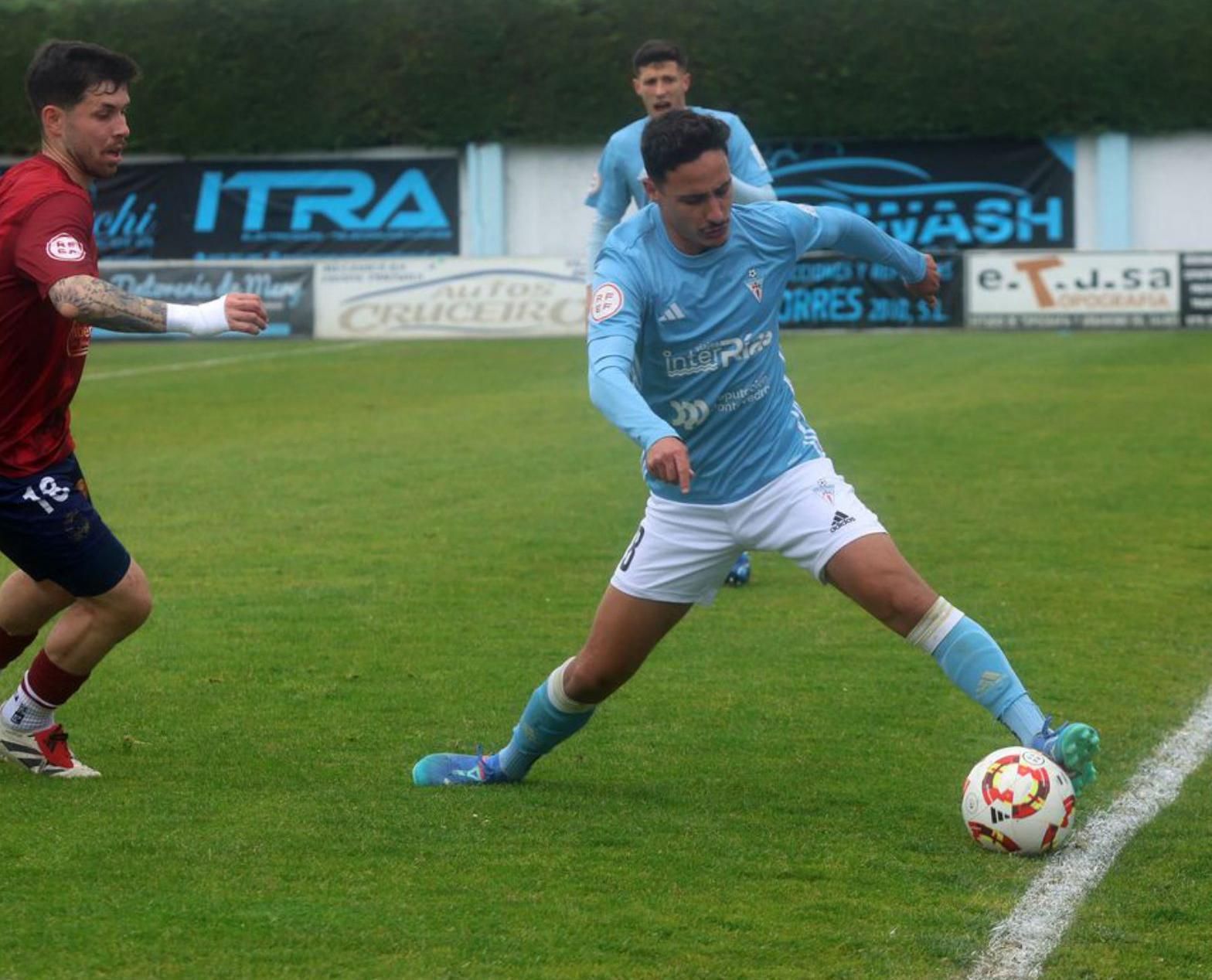 Moncho contrala un balón ante un jugador del Estradense.