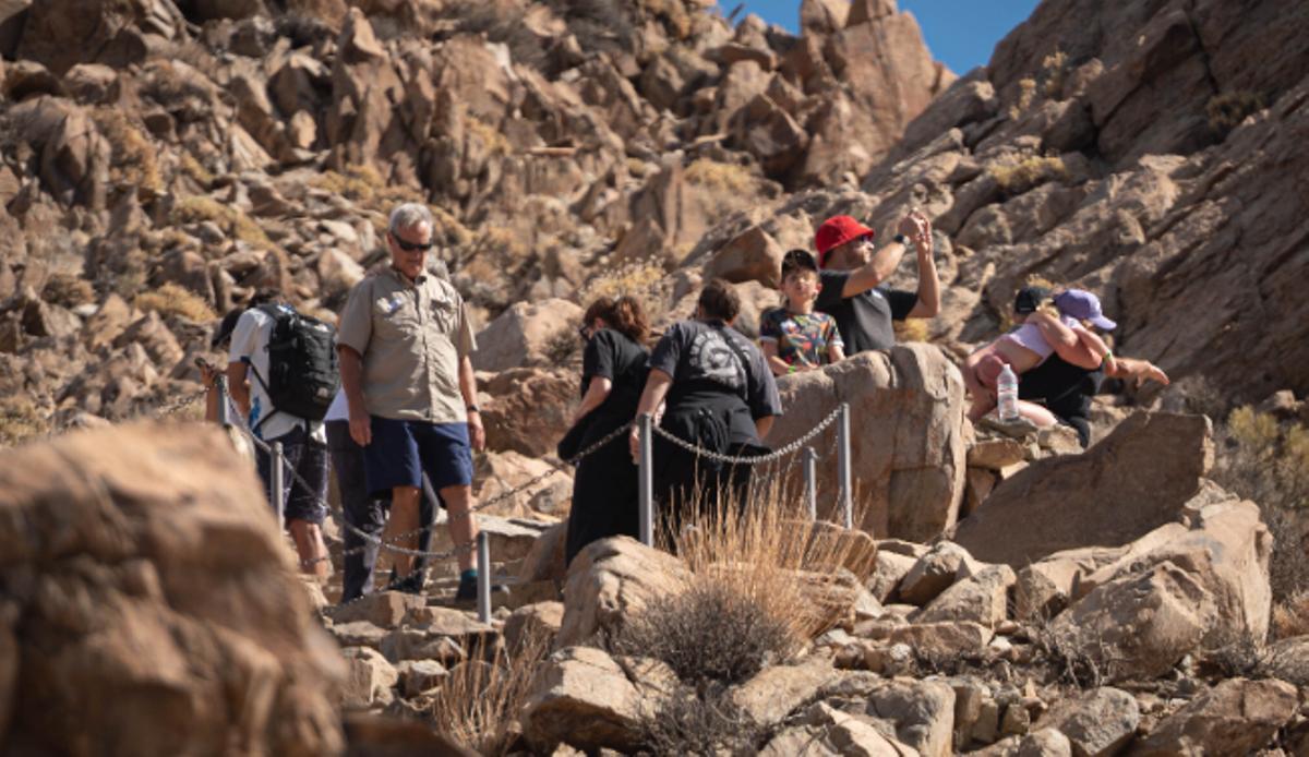 Turistas exploran el interior de la isla de Tenerife.