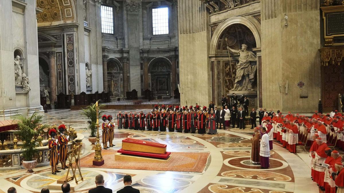 El féretro del papa Francisco, en el altar de San Pedro del Vaticano
