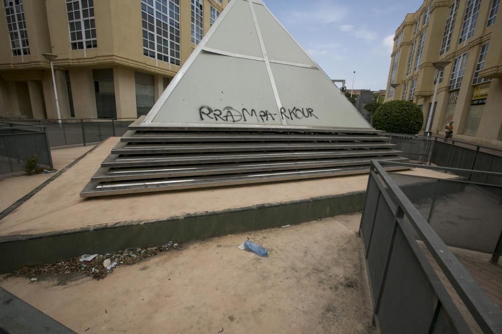 Mal estado de la "plaza de la Pirámide"