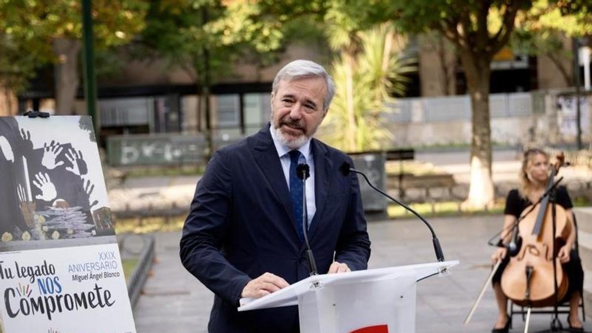 El presidente Azcón, durante el acto de homenaje a Miguel Ángel Blanco celebrado este lunes en la plaza San Francisco de Zaragoza.