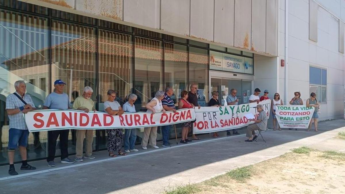 Vecinos de la comarca de Sayago, en la concentración celebrada este sábado.