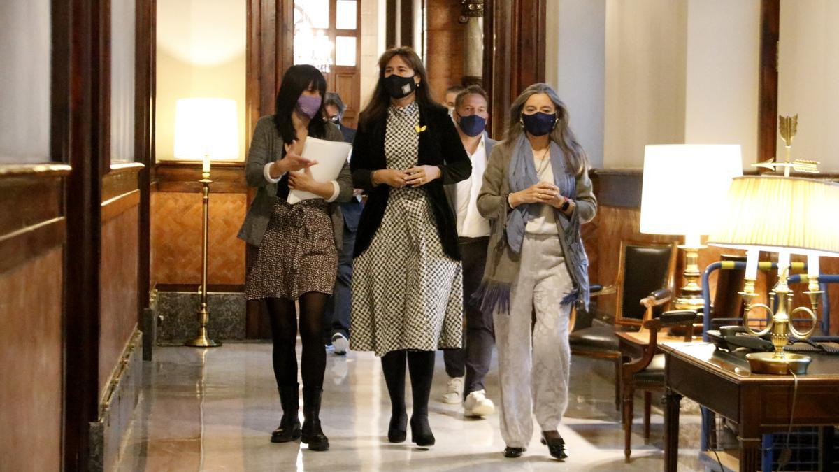 La presidenta del Parlament, Laura Borràs, dirigint-se a la reunió de la Mesa