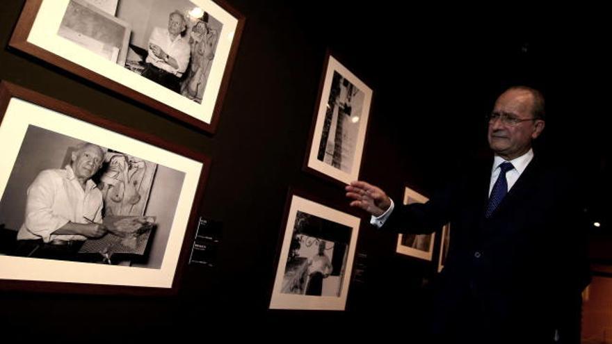 El alcalde de Málaga, Francisco de la Torre, durante su visita a la exposición &#039;Picasso de Málaga. Picasso absoluto&#039; en el Centro de Bellas Artes de Seúl.