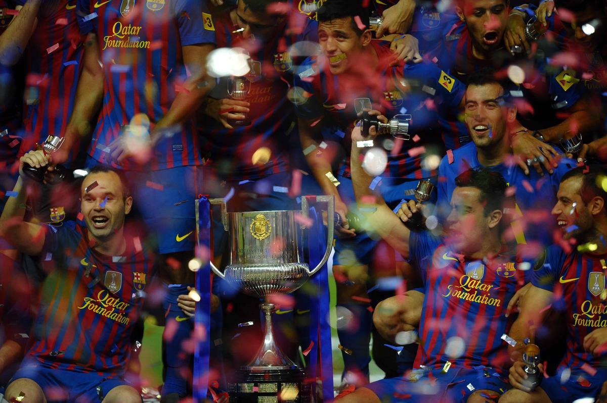 Los jugadores del Barça celebran la Copa del 2012 ganada al Athletic en el Calderón.