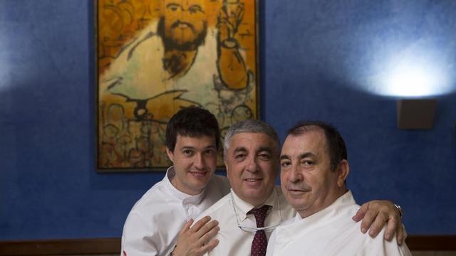 Joan Manubens, Modesto Baena y Eusebio Batuecas, ante un retrato de Joan Manubens padre.