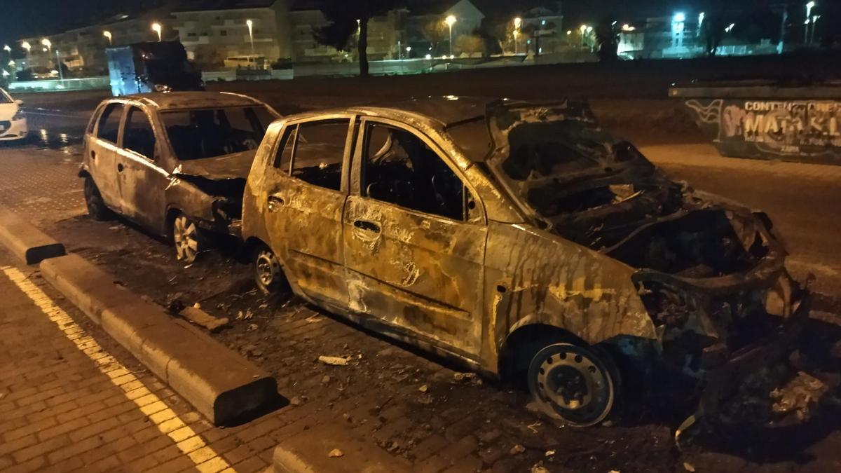 Los dos coches han quedado totalmente calcinados