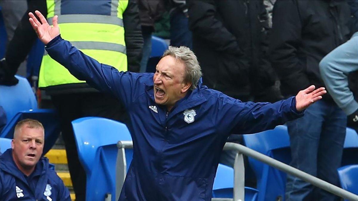 Neil Warnock quejándose durante el partido ante el Chelsea