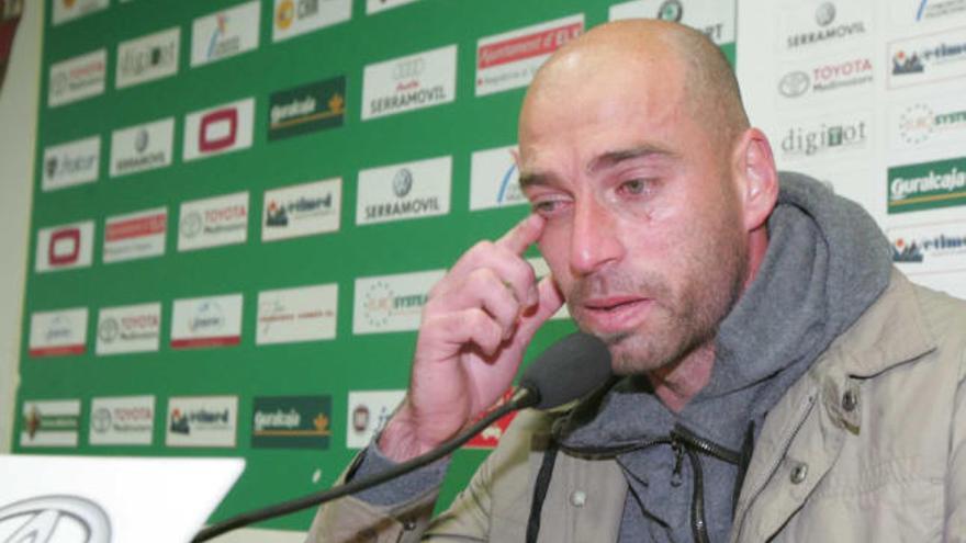 Willy Caballero, ayer, en la sala de Prensa del Martínez Valero comunicando su marcha entre lágrimas.