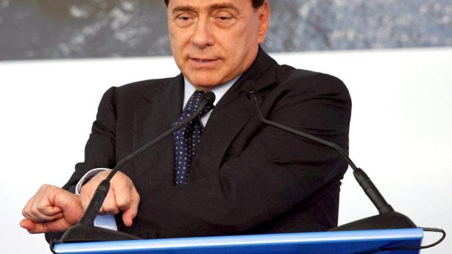 El primer minsitro italiano, Silvio Berlusconi, durante su intervención en la ceremonia de apertura de una instalación de gas cerca de Rovigo, en la Región del Veneto, al norte de Italia, . EFE/David Bolzoni. Archivo 20 de septiembre de 2008.