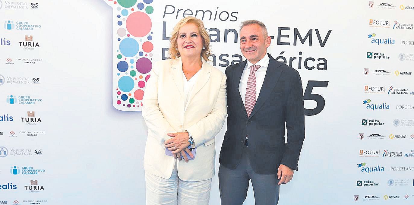 La directora general de Producción Agraria de la Generalitat, Maria Àngels Ramon-Llin, junto al conseller de Agricultura, Miguel Barrachina.