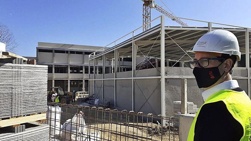 Víctor Garcia en la visita a las obras del CEIP de Anna, ayer | LEVANTE-EMV