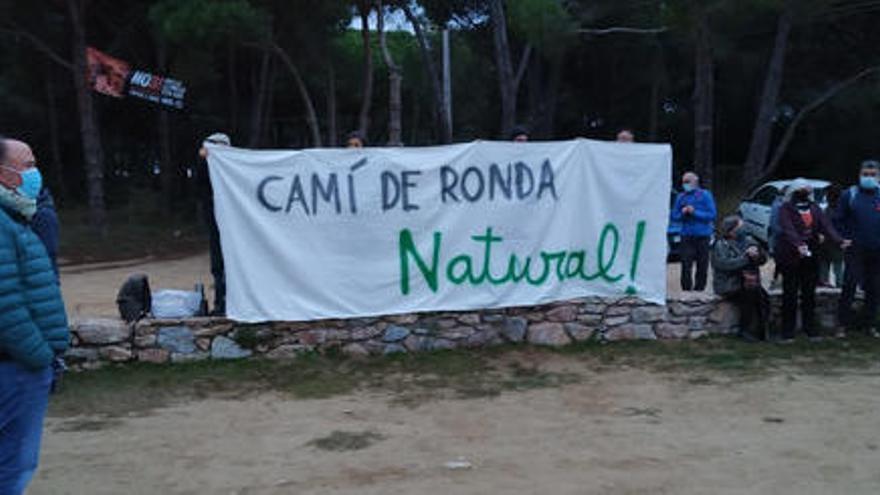 Un dels cartells que s&#039;han col·locat a la zona de la Pineda d&#039;en Gori durant la concentració en contra de les obres del camí de Ronda de Palamós aquest 16 de novembre del 2020