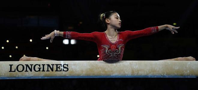 La china Li Shijia se presenta en el piso durante la final del equipo femenino en el Campeonato Mundial de Gimnasia Artística FIG en el Hanns-Martin-Schleyer-Halle en Stuttgart, sur de Alemania.