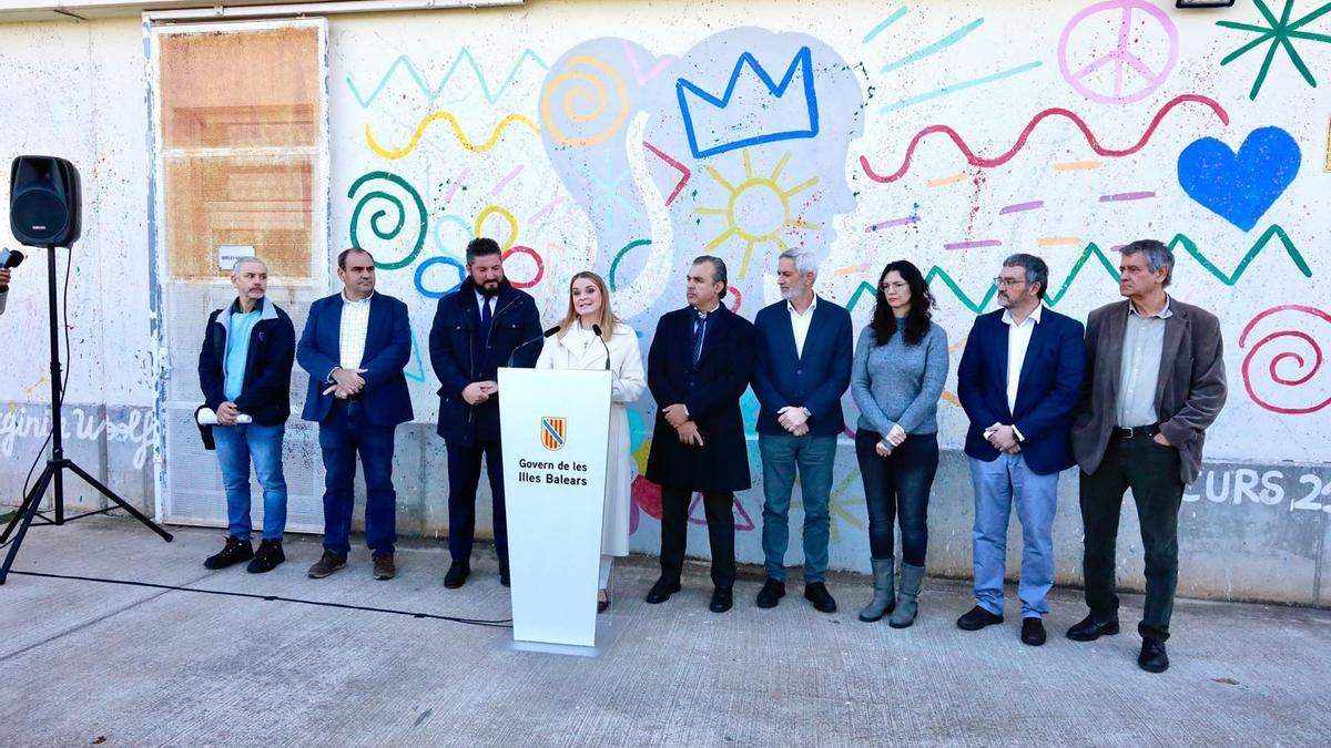 La presidenta Prohens se dirige a los presentes durante su visita al IES Sant Marçal, este miércoles.