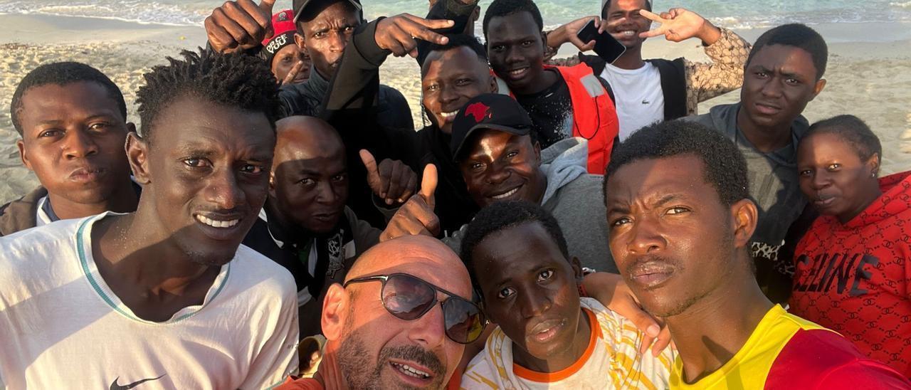 Selfie: Damian Solé (vorne) mit den Migranten am Strand.