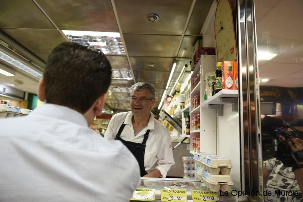 Teodoro García pidiendo el voto en el mercado Saav