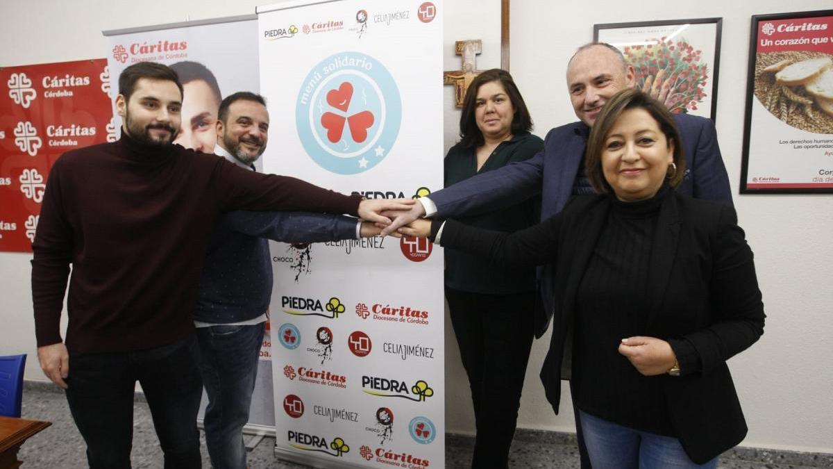 Kisco García, Celia Jiménez, Yo Canto y Piedra se alían con Cáritas para alegrar la Navidad a 80 personas sin hogar