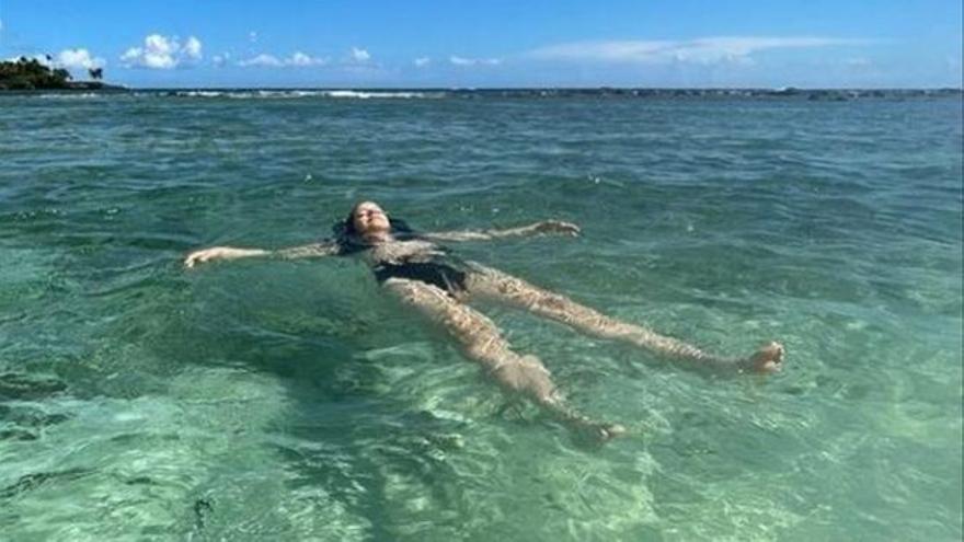 Rosalía posa con su bikini negro en el agua.