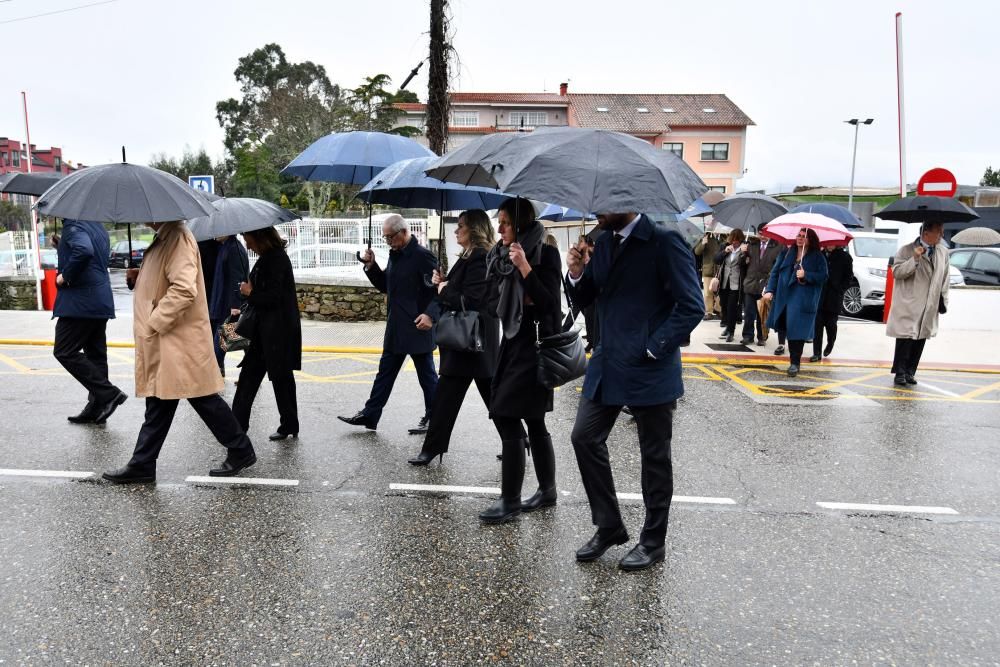 Grandes nombres de la política arropan a Rajoy en el entierro de su hermana en Pontevedra