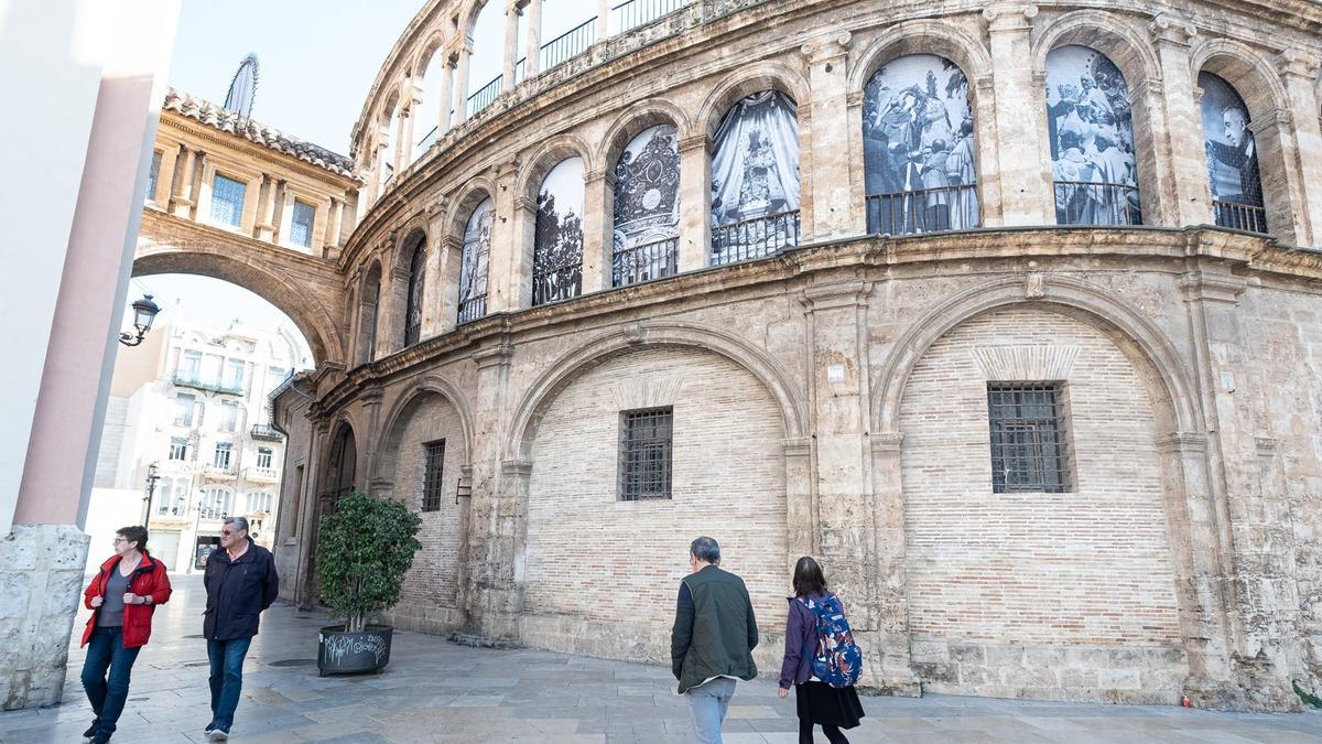 Valencia | Diez lonas colocadas en la catedral conmemoran el centenario de  la coronación de la Virgen