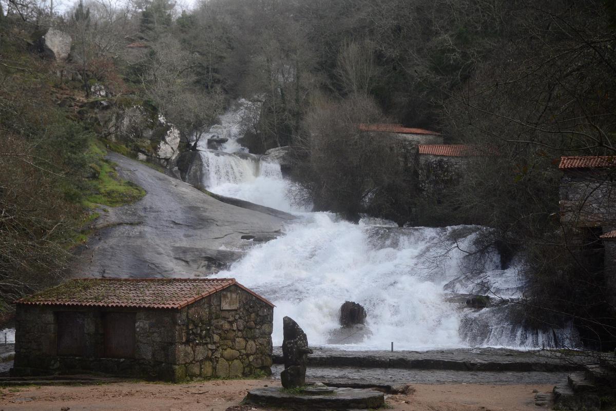 Otra vista de la imagen que presentaba ayer la cascada de Barosa.