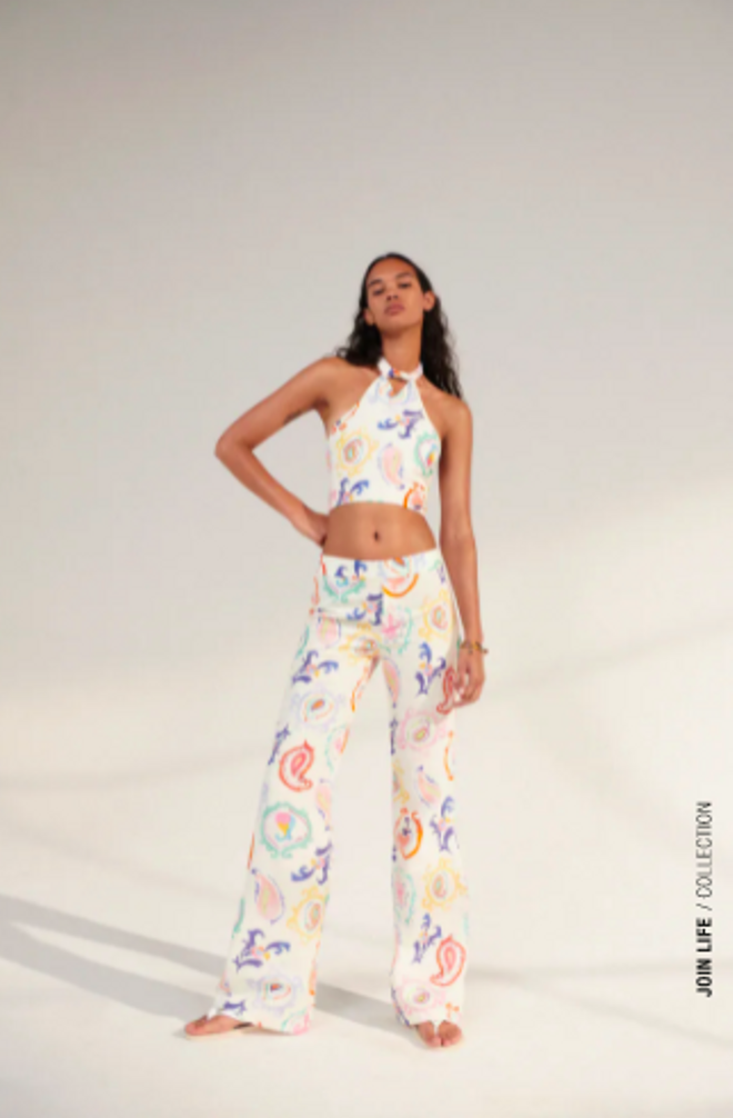 Pantalón flare estampado de Zara