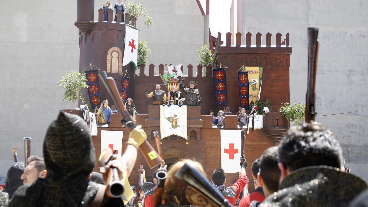 El castillo es uno de los elementos principales de los Moros y Cristianos de Sant Vicent del Raspeig.