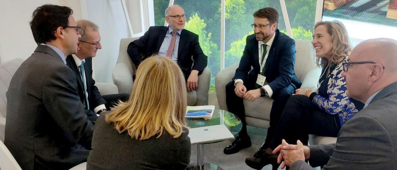 Enrique Fernández, tercero por la derecha, junto a Hendrick Fischer en la reunión que mantuvieron en el stand de Asturias en la feria Wind Energy acompañados de miembros de sus equipos.