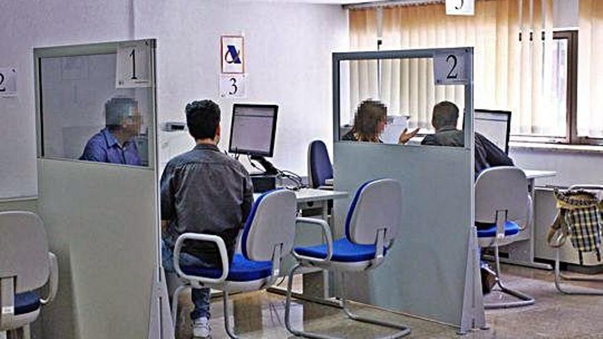 Varias personas realizan su declaración de la renta en las oficinas de la Agencia Tributaria.