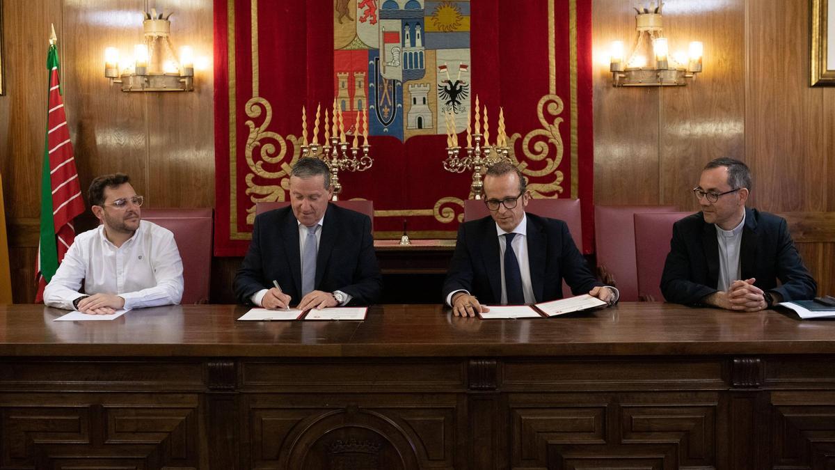 Firma del acuerdo entre la Diputación de Zamora y el Obispado de Zamora.