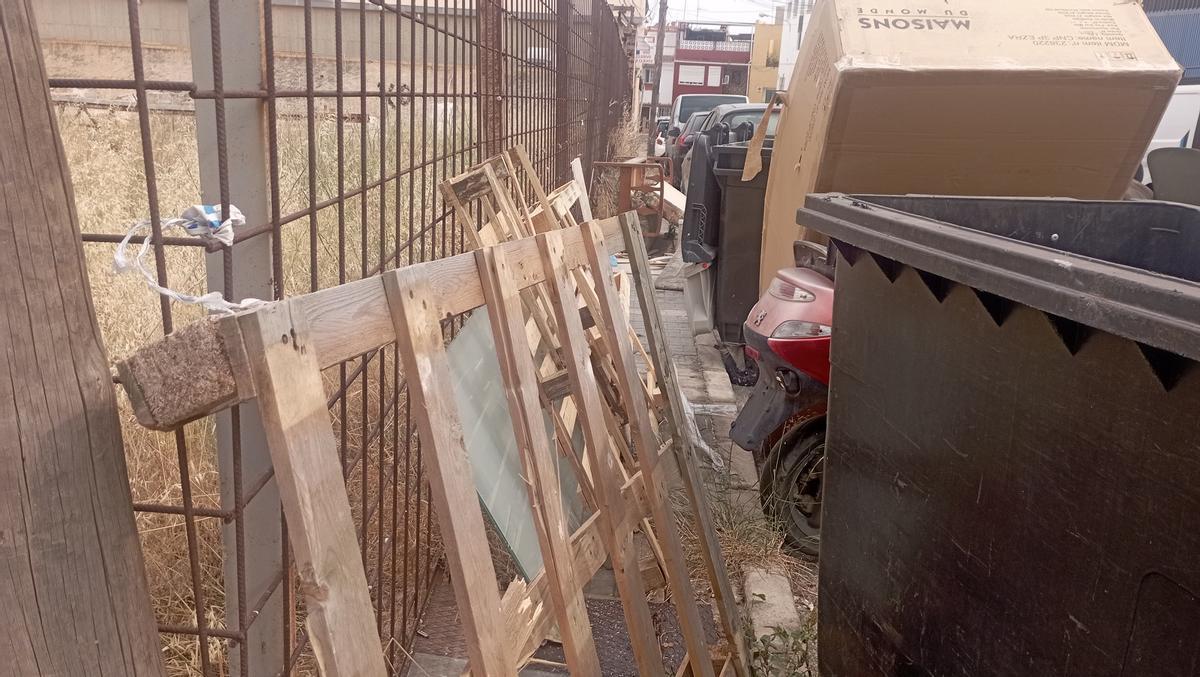 Pertrechos en la acera de calle Potosí, esta semana.
