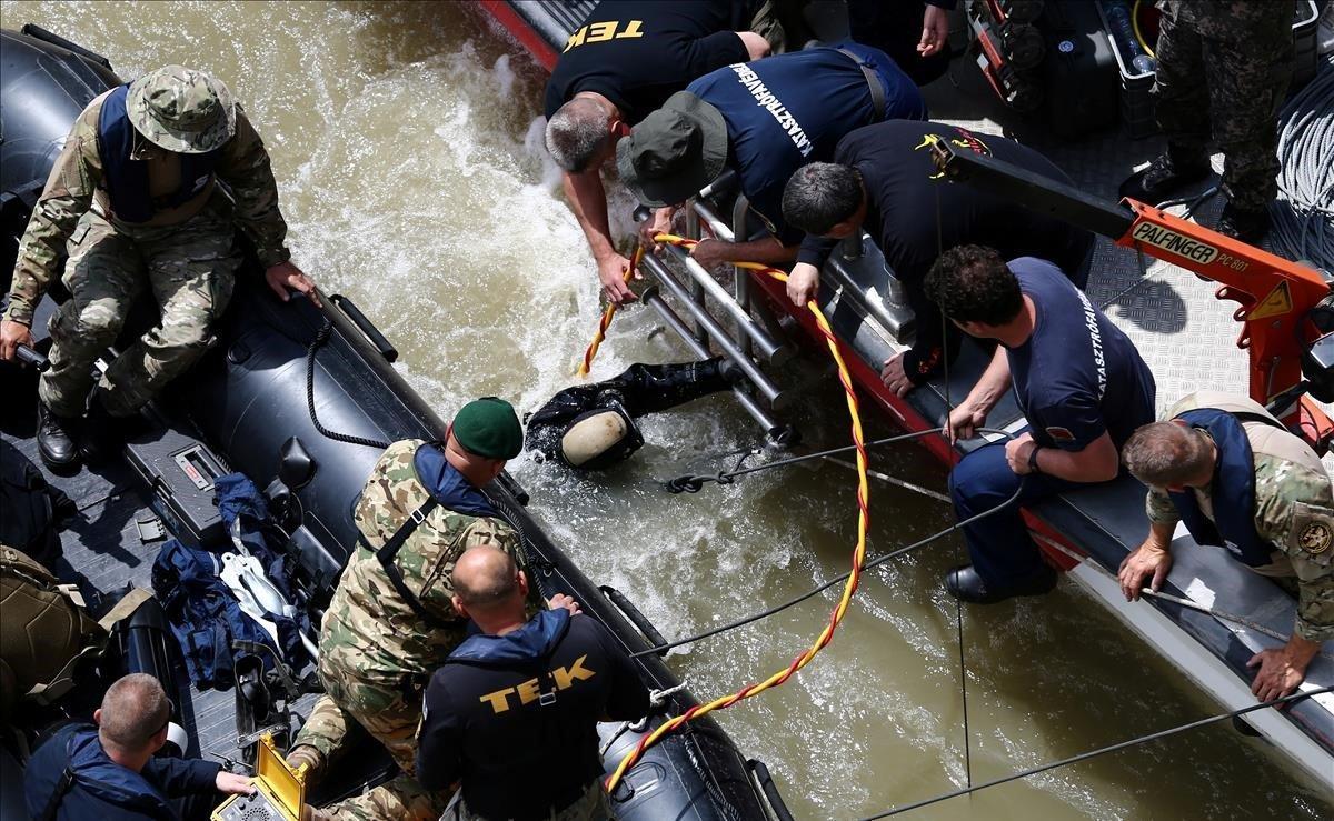 Un buzo de un equipo especial de rescate de Corea del Sur se sumerge en el agua, en el lugar del accidente del barco cerca del Puente Margaret en Budapest, Hungría.