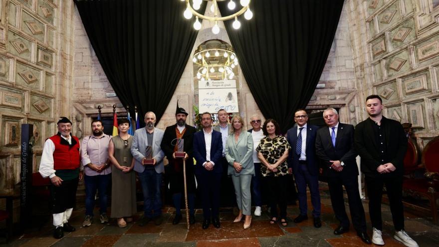 La emoción desborda Grado con los &quot;Moscones de Oro&quot;, que reivindican la memoria histórica y la defensa de la cultura asturiana