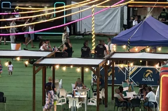 Summer Market de Oliva acogió el sábado un concierto pese a la prohibición de organizar actuaciones musicales