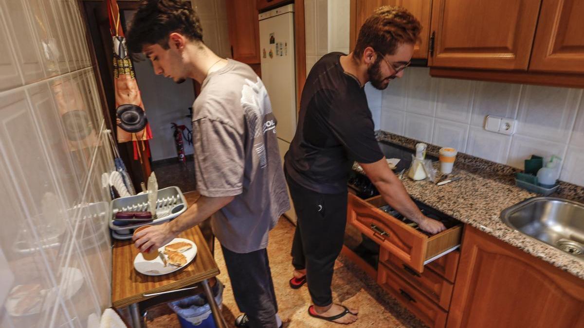 Dos jóvenes que comparten piso en Alcoy.