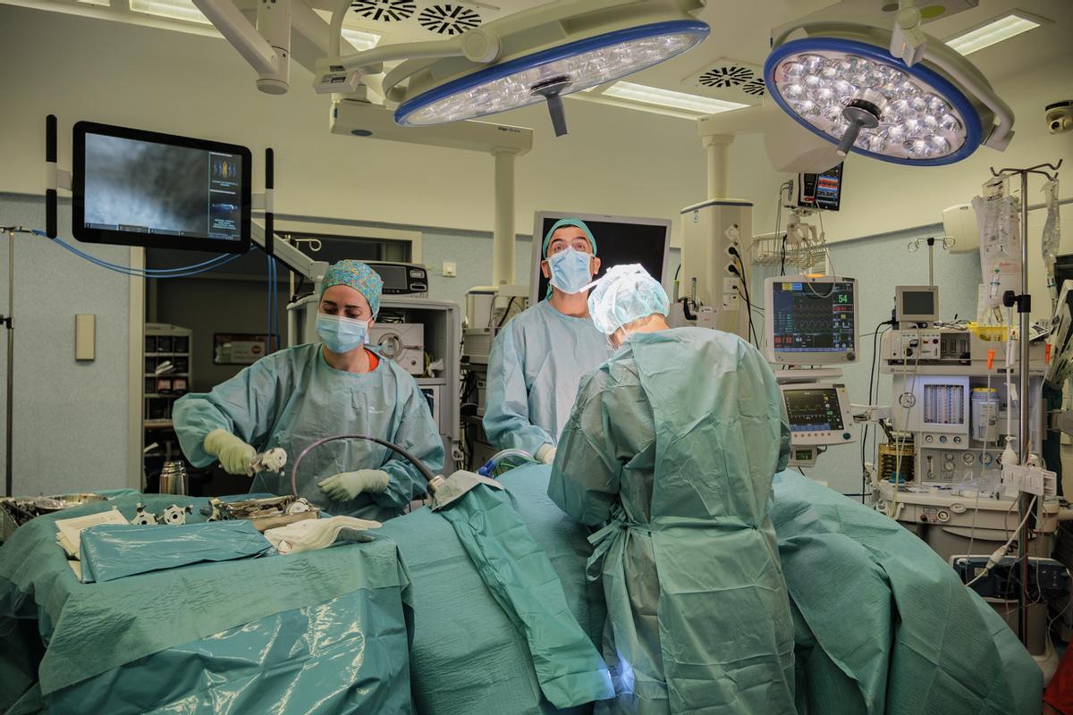 Un equipo de sanitarios en una de las primeras operaciones de cirugía torácica robótica.