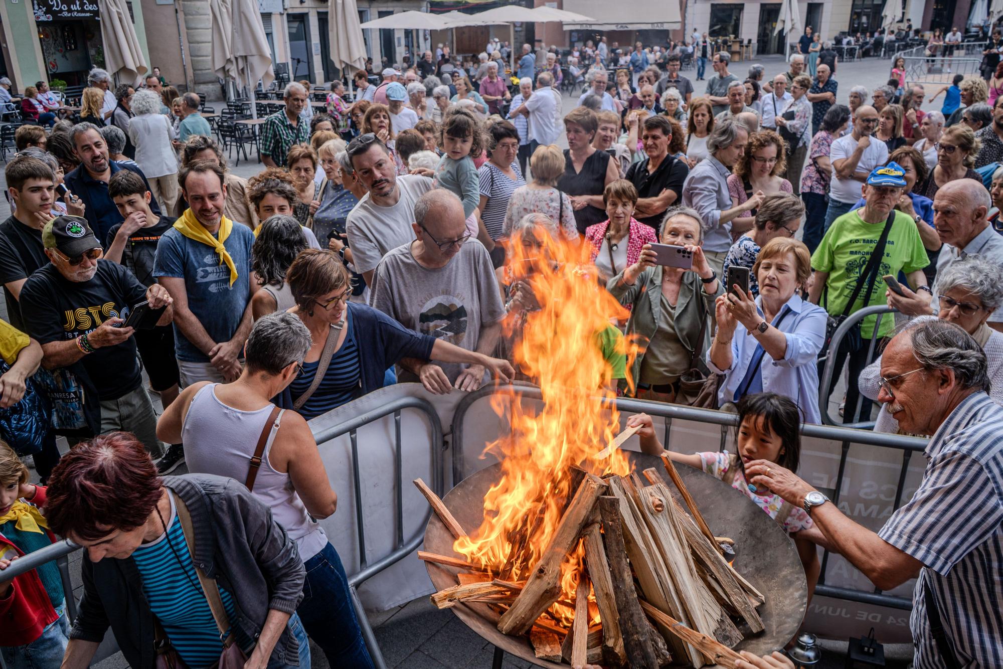 La revetlla i la flama del Canigó arriben a Manresa