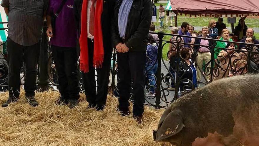 &quot;Alma&quot;, a la derecha, con los responsables de la subasta.