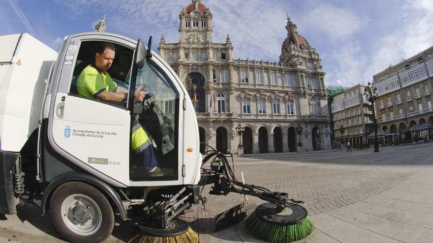 Una máquina barredora del servicio de limpieza viaria, uno de los que se prestan sin contrato.