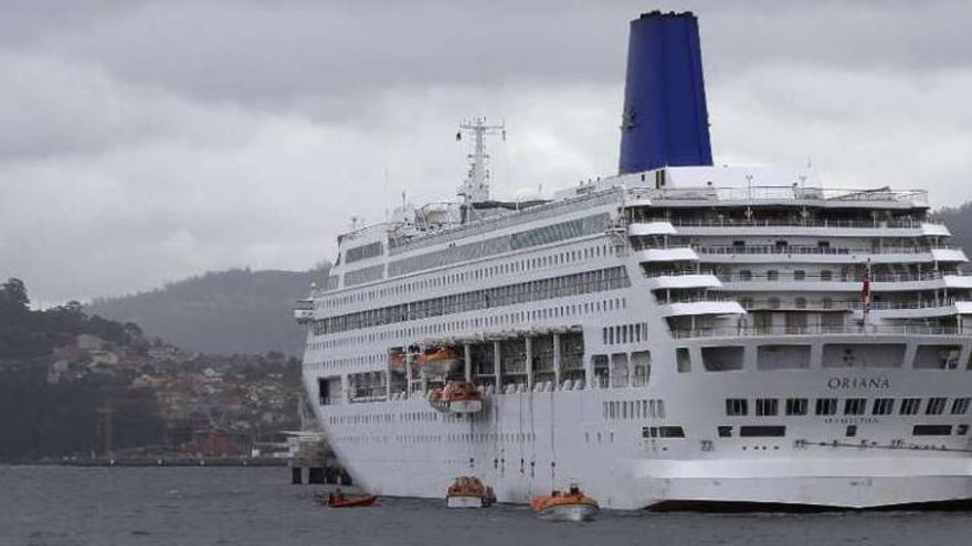 El &quot;Oriana&quot;, atracado ayer en el muelle de trasatlánticos. // Ricardo Grobas