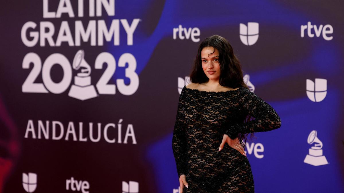 La cantante Rosalía posa durante el 'photocall' previo a la gala de entrega de los Latin Grammy 2023, en el Palacio de Congresos de Sevilla