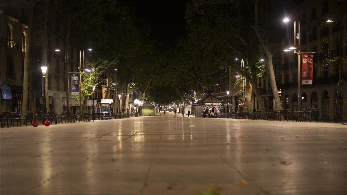 Las ramblas de Barcelona, de noche.
