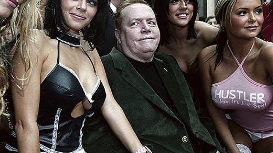 El empresario Larry Flynt, rodeado de ´sus chicas´, ha pedido que el Gobierno apoye al sector de la pornografía.